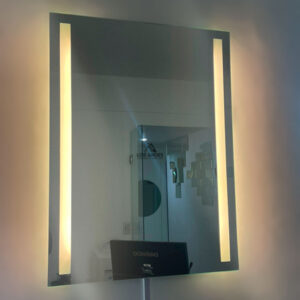 Espejo Diseño 2 - Guarda Esmerilada Lateral Externa y Luz LED