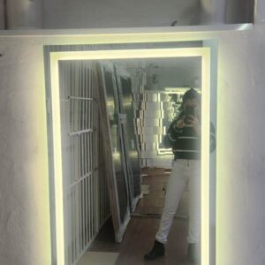 Espejo Rectangular con esmerilado perimetral. Luz led neutra y sensor touch 73x110 #68